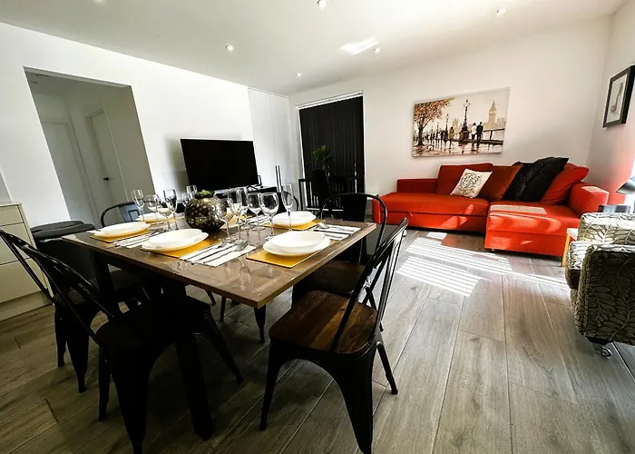Paradigm Court, Modern 2-Bedroom Apartment F2, Oxford