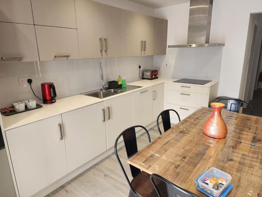 Paradigm Court, Modern 2-bedroom F2, Apartment *